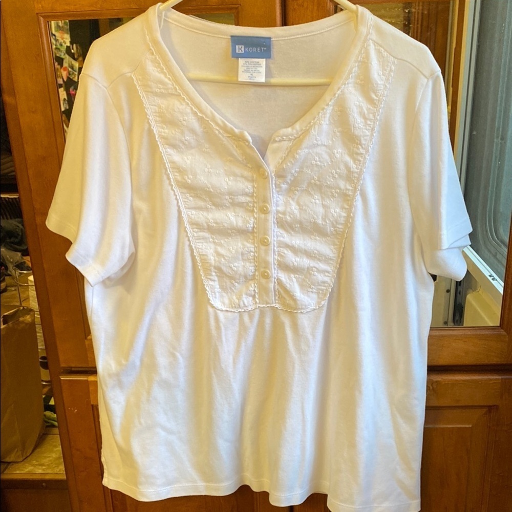 Koret XL White Boxy Top with Scalloped Detailing and Buttons Spring Office
